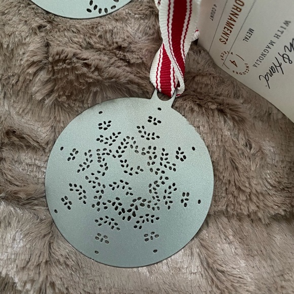 Hearth and Hand set of 4 Metal Snowflake Ornaments NWT - Picture 4 of 6